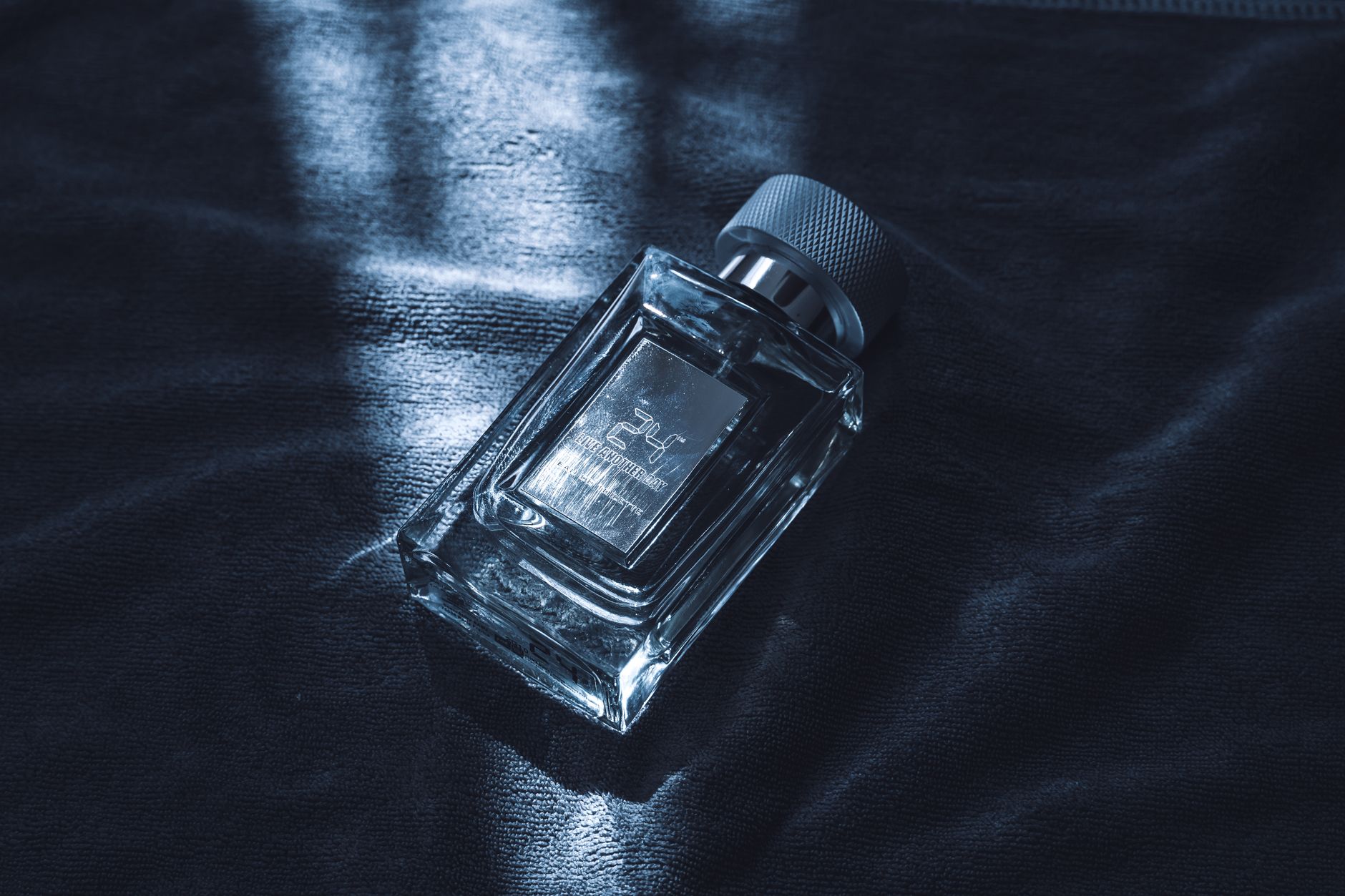 Flacon de parfum posé sur un plan clair