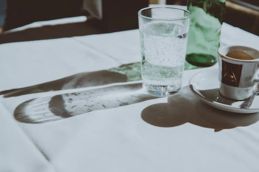Verre d'eau sur une table au petit matin