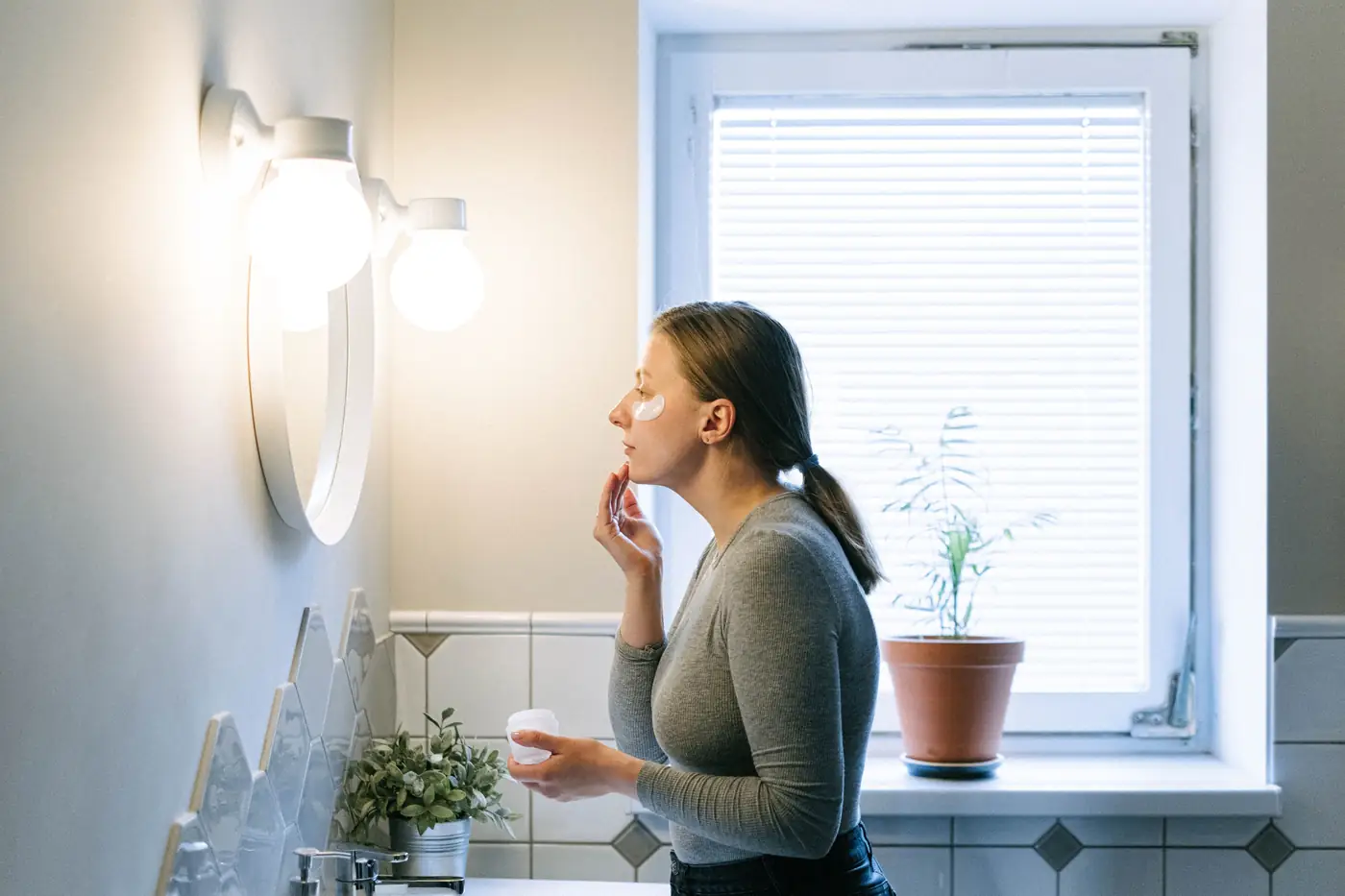 Routine de soin du matin dans la salle de bains