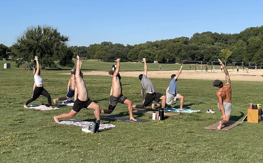 Séance collective de mouvement en plein air dans un parc