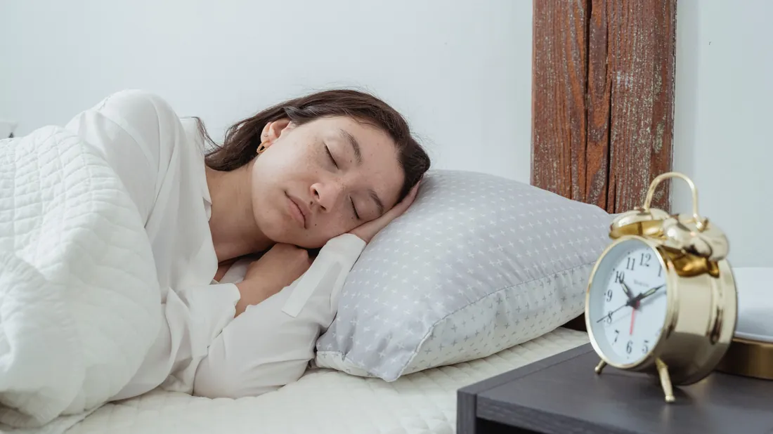 Personne endormie sur le côté dans un lit clair