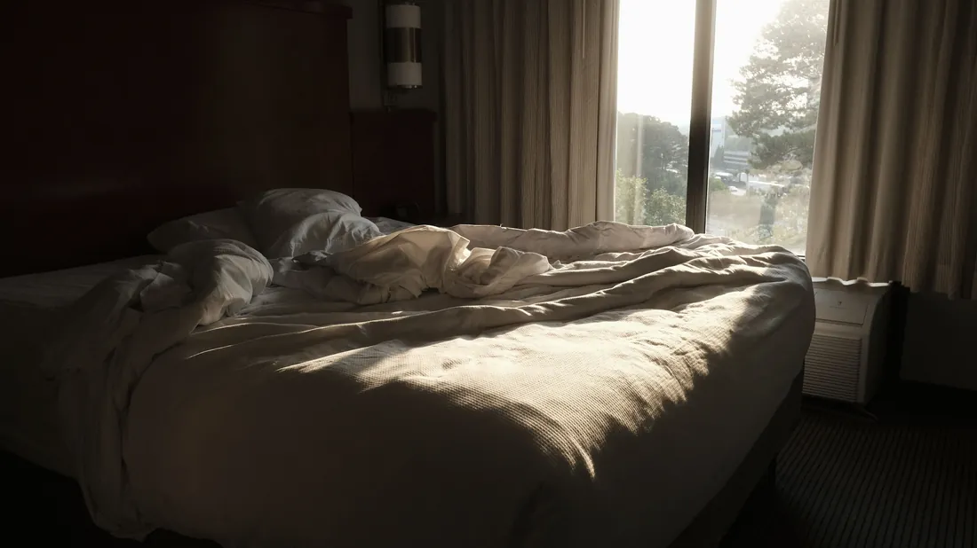 Lit et oreillers dans une chambre claire
