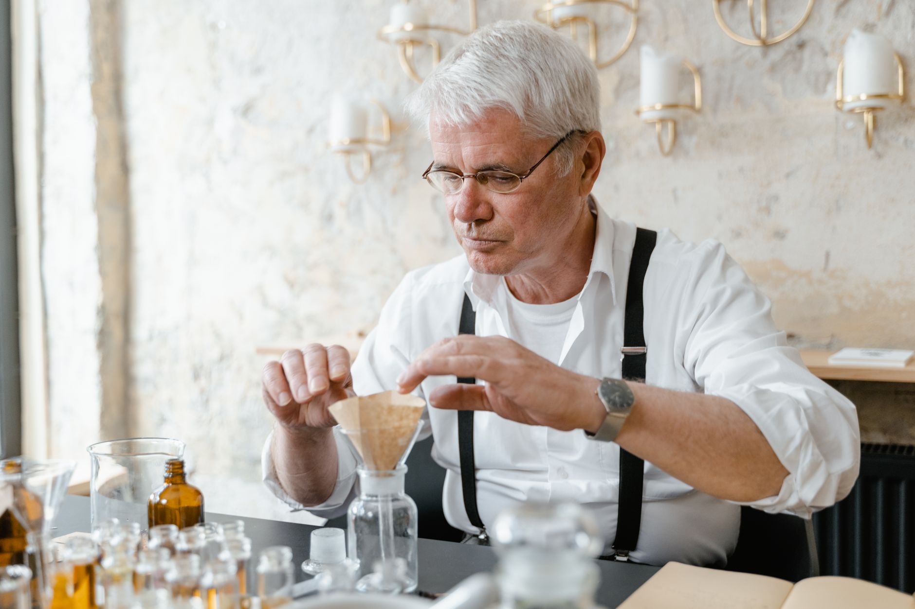 Flacons de parfum sur un plan de travail