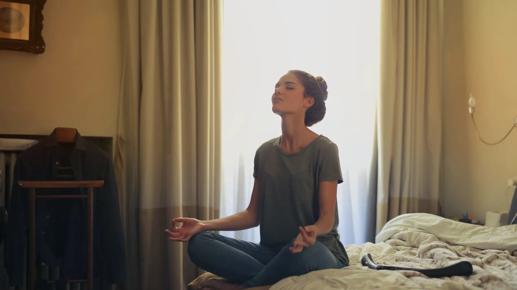 Personne assise pratiquant un exercice de respiration