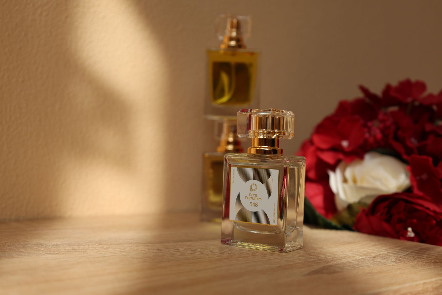 Flacon de parfum posé près d’une fenêtre