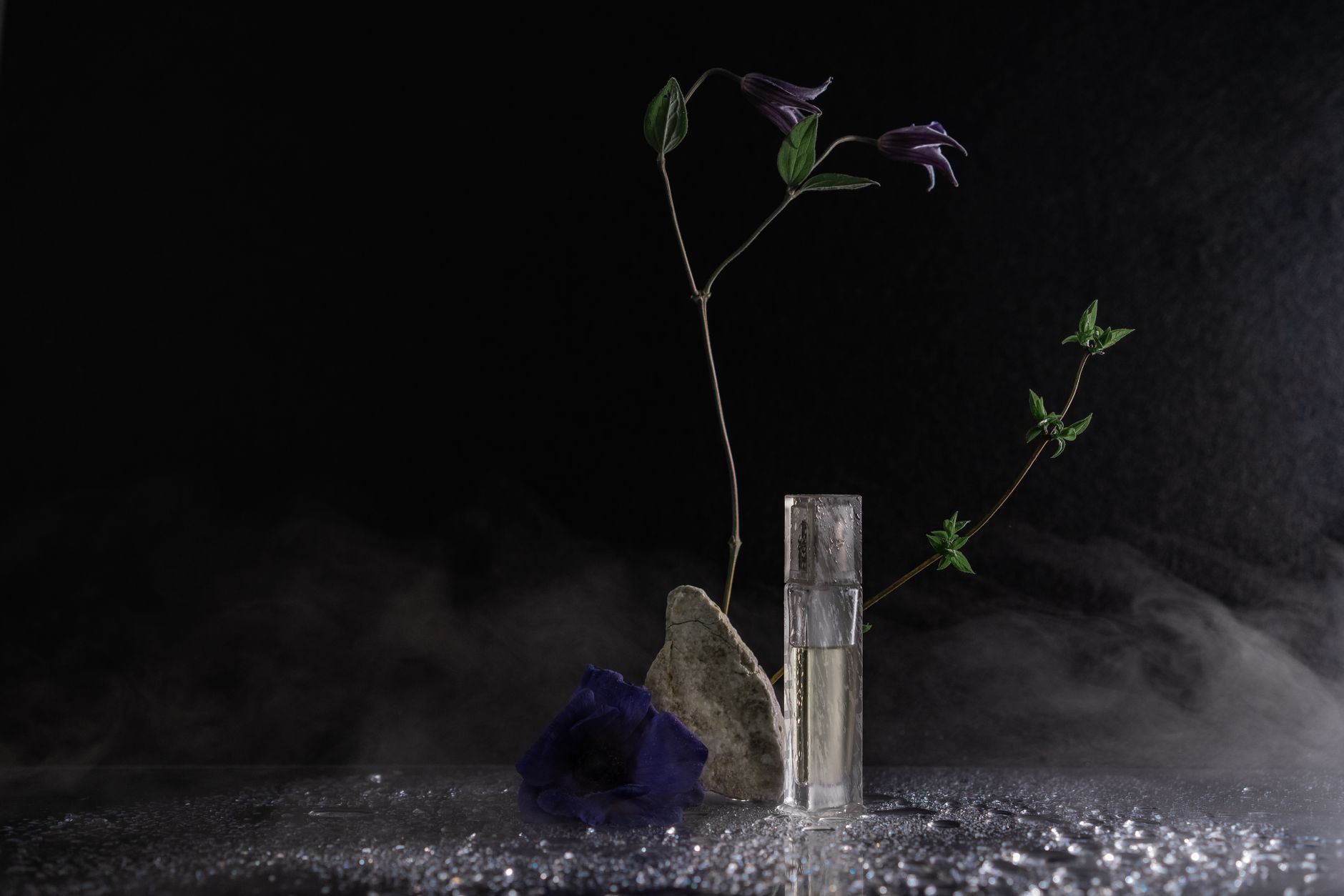 Flacon de parfum rose sur fond sombre