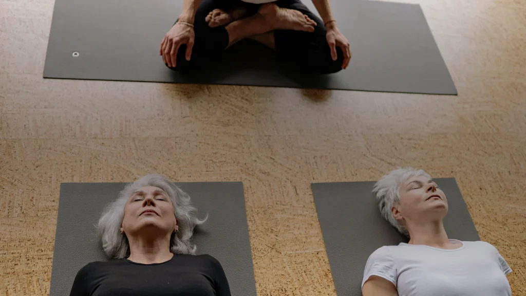 Yoga nidra : déroulé d’une séance, bienfaits et limites