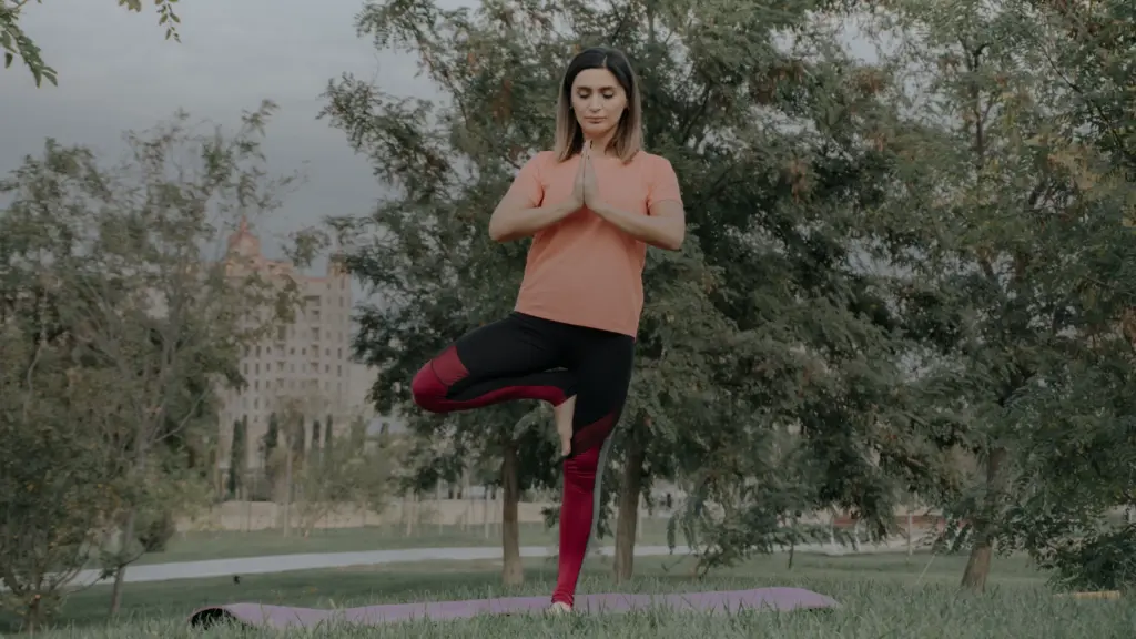 Posture de l’arbre en yoga : étapes, durée et équilibre