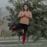 Posture de l&rsquo;arbre en yoga : étapes, durée et équilibre