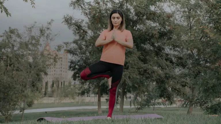Posture de l&rsquo;arbre en yoga : étapes, durée et équilibre