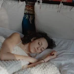 Sommeil paradoxal : rôle, rêves et repères du soir