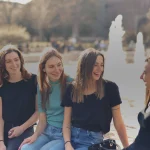 Yoga du rire : déroulé, sensations et choix d’un atelier