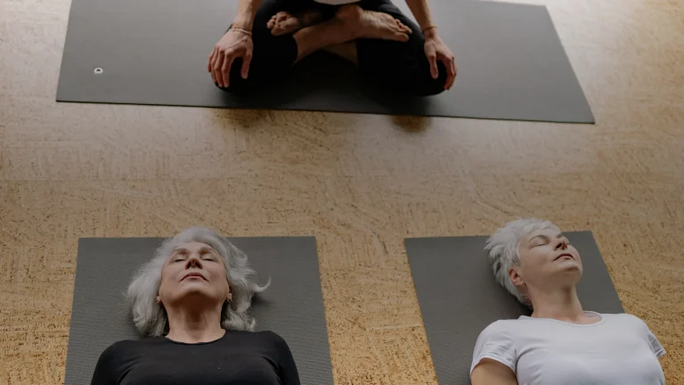 Yoga nidra : déroulé d’une séance, bienfaits et limites