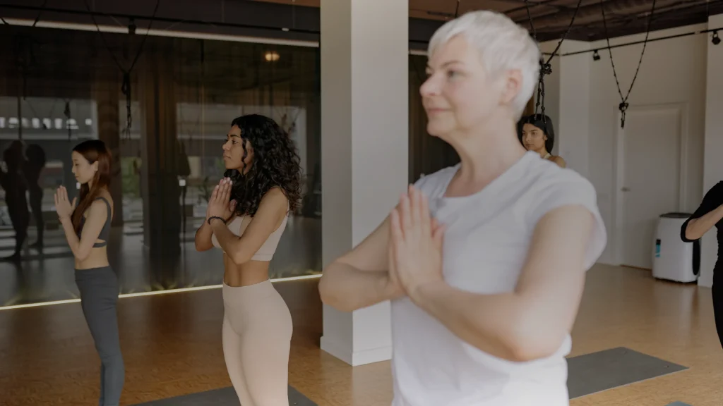 Hot yoga : styles, déroulé de séance et précautions