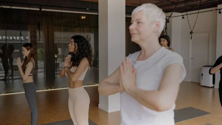 Hot yoga : styles, déroulé de séance et précautions